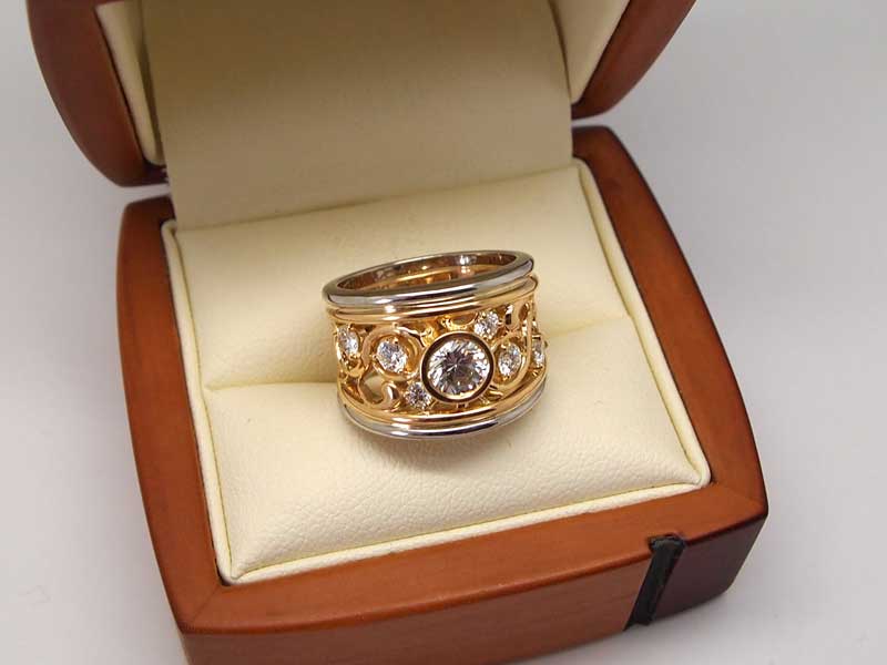 Beautiful filigree two colour metal diamond ring