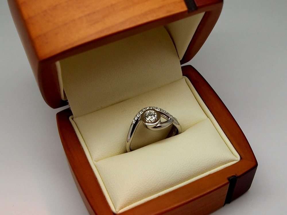 Asymmetric design engagement ring